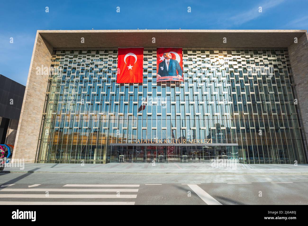 Istanbul, Turchia - Aprile 2022: Atatürk Centro Culturale, comunemente chiamato AKM, a Istanbul. Nel 2021, si riaprì al pubblico Foto Stock