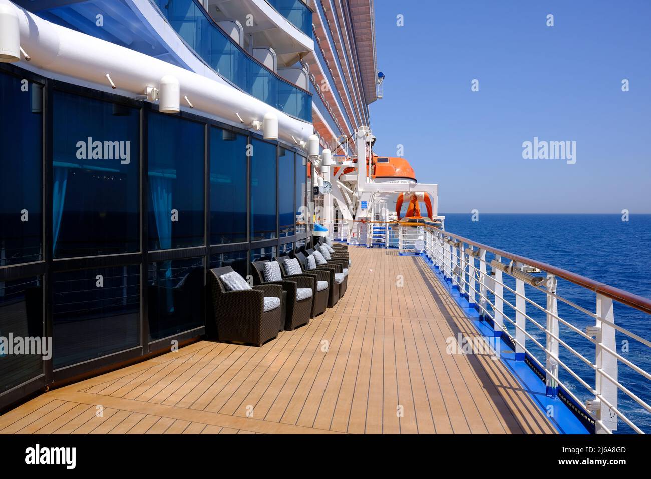 Sedie disposte sul ponte della Principessa Regale, mentre in mare Foto Stock