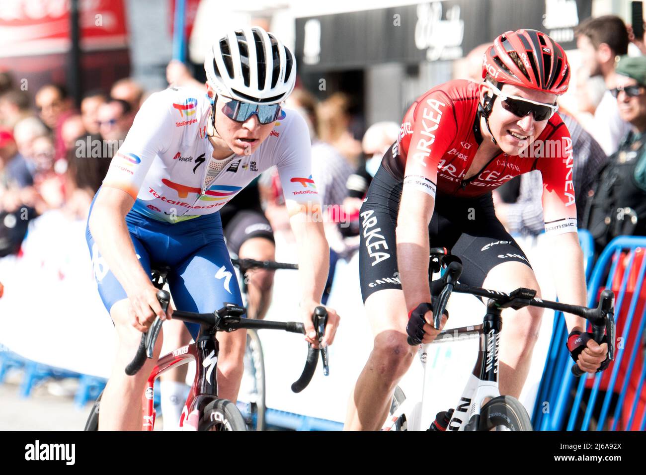 Lena, Spagna. 29th aprile 2022. Alan Jousseaume (TotalEnergies) e Michel Ries (Team Arkea - Samsic) concludono la 1st tappa della gara ciclistica 'Vuelta Foto Stock