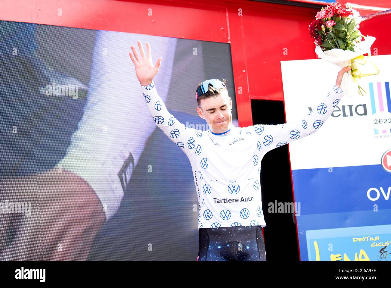 Lena, Spagna. 29th aprile 2022. Isaac Canton (Manuel Fundacion) sul podio come più livide di obiettivi di volo durante la fase 1st della gara ciclistica 'Vuel Foto Stock