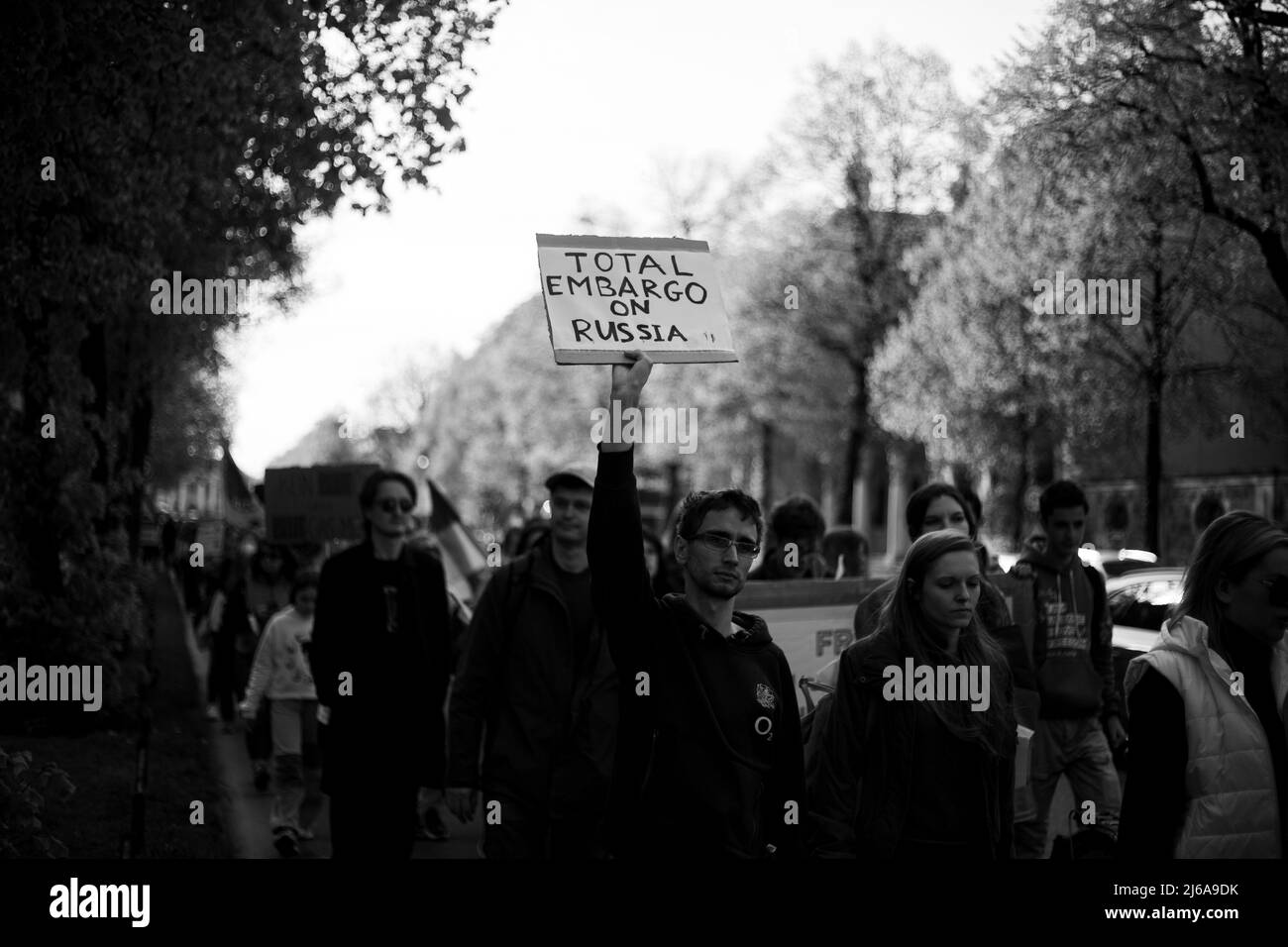 Il 29 aprile 2022 circa 245 persone si sono riunite a Monaco di Baviera, in Germania, per protestare contro l'embargo di petrolio e gas dalla Russia. Venerdì per il futuro ha organizzato la manifestazione. (Foto di Alexander Pohl/Sipa USA) Foto Stock