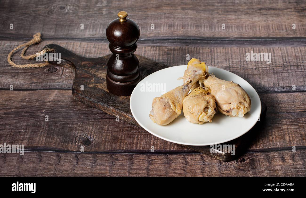 Coscia di pollo su sfondo di legno scuro, foto di scorta, fuoco selettivo Foto Stock
