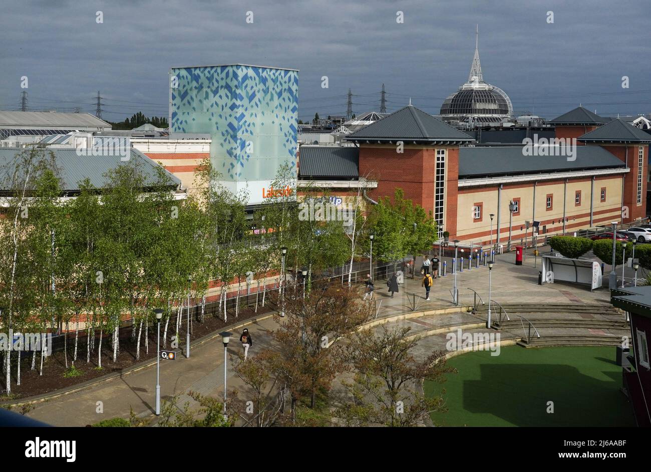 Centro commerciale sul lago a Thurrock, Essex. Data foto: Venerdì 29 aprile 2022. Foto Stock