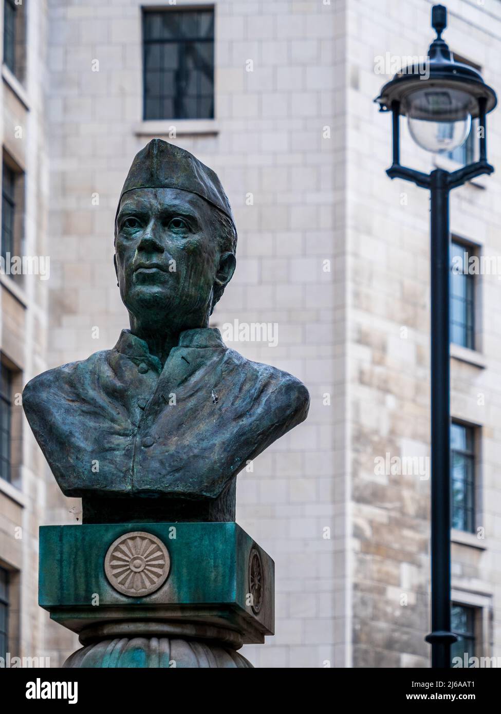Busto di Jawaharlal Nehru, primo Ministro dell'India 1947-64, fuori dalla Casa dell'India di Londra. Il busto è stato svelato dal primo ministro John Major nel 1991. Foto Stock