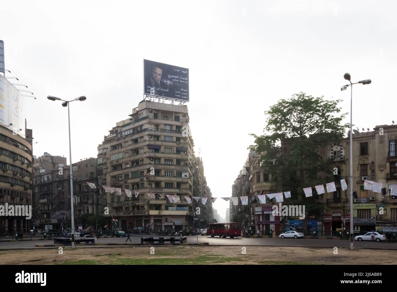 Paesaggio urbano del centro della città in Piazza Tahrir (Piazza della Liberazione), conosciuta anche come Piazza Martyr, una delle principali piazze pubbliche della città nel centro del Cairo Foto Stock