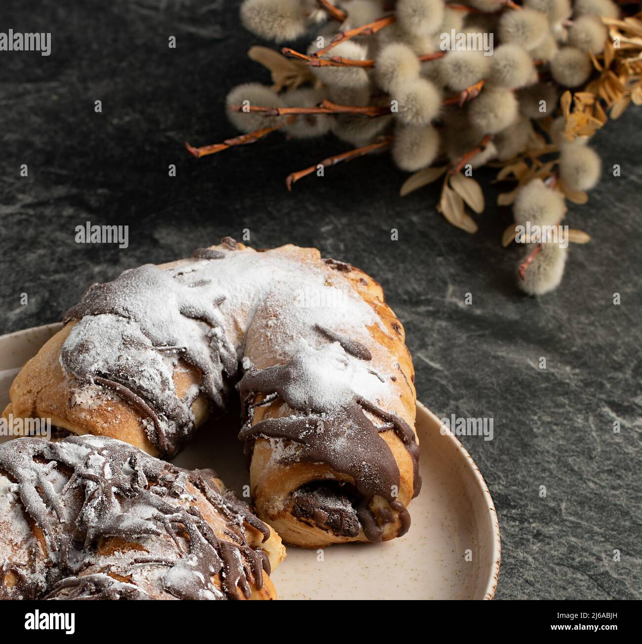 Dolci al cioccolato tradizionali e salice su sfondo scuro, foto di scorta Foto Stock