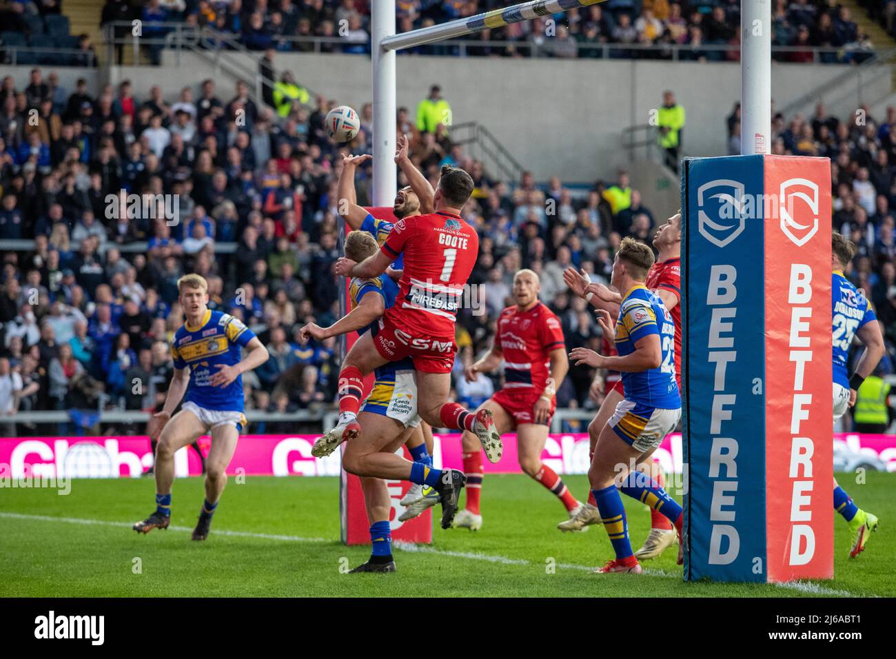 Kruise Leeming (9) di Leeds Rhinos punta la palla fuori gioco Foto Stock