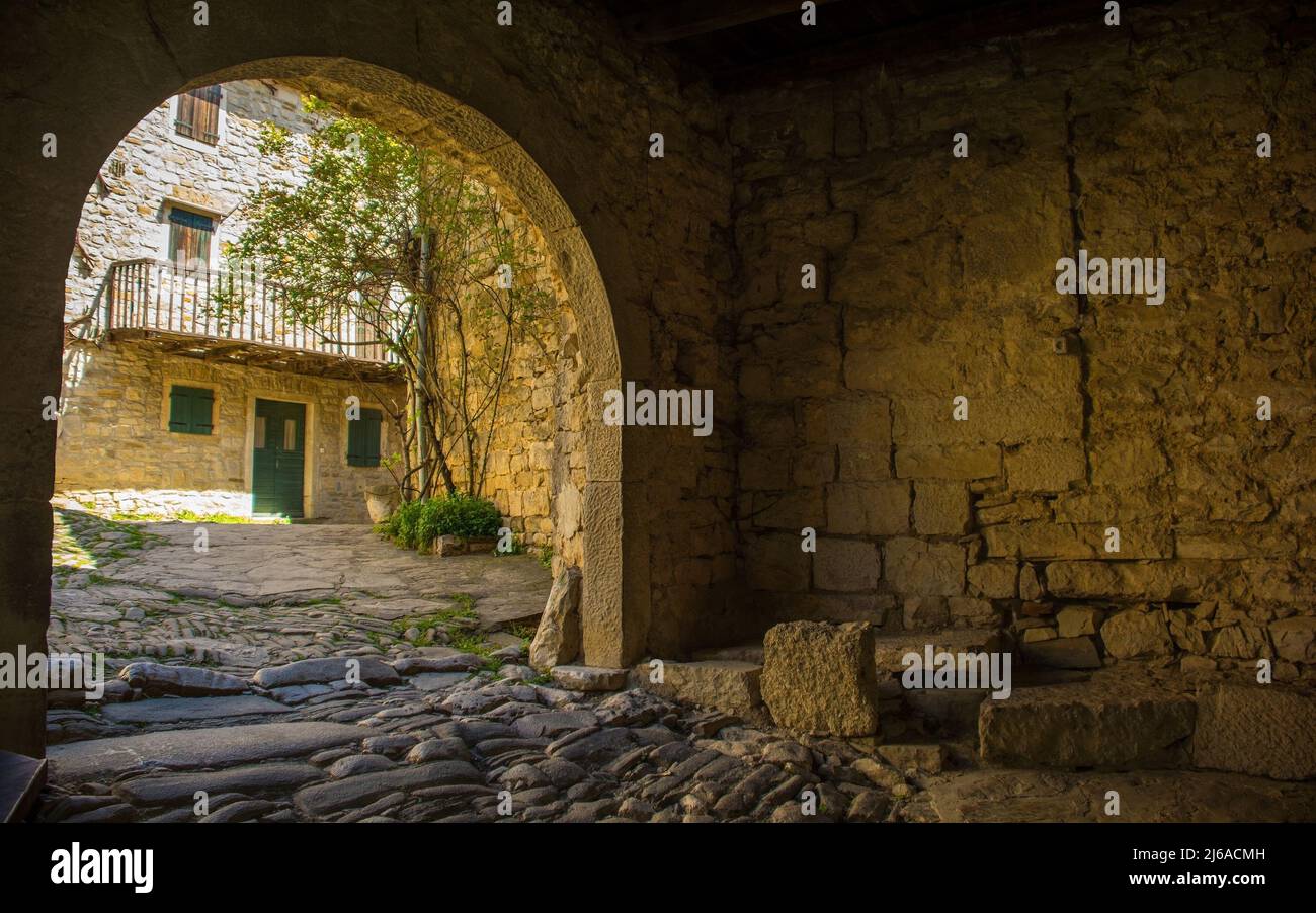 Il passaggio attraverso il cancello d'ingresso al borgo medievale di Hum in Istria, Croazia, spesso indicato come la città più piccola del mondo Foto Stock