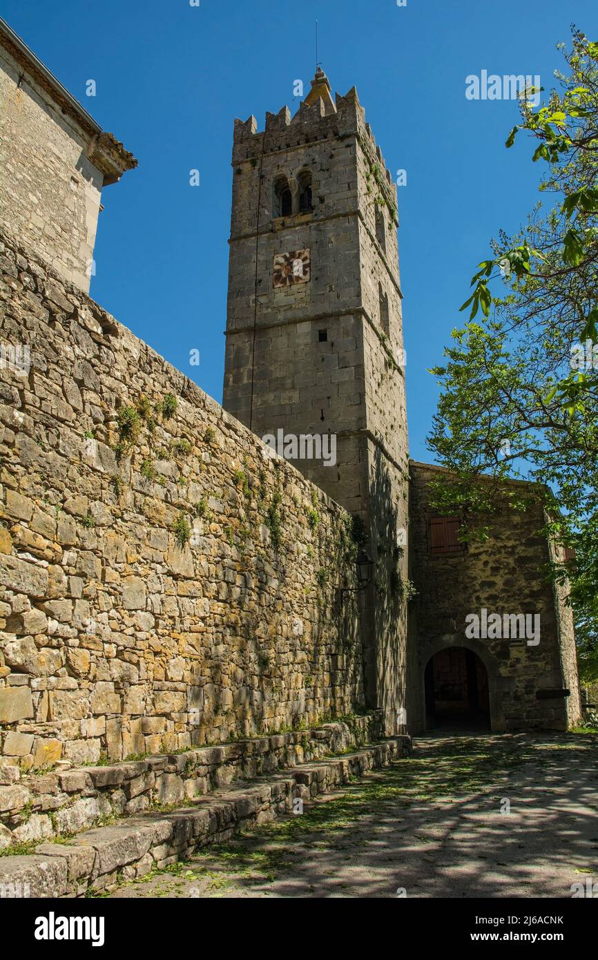 Le mura della città e il campanile della Chiesa Parrocchiale dell'Assunzione di Maria nel borgo medievale di Hum in Istria, Croazia Foto Stock