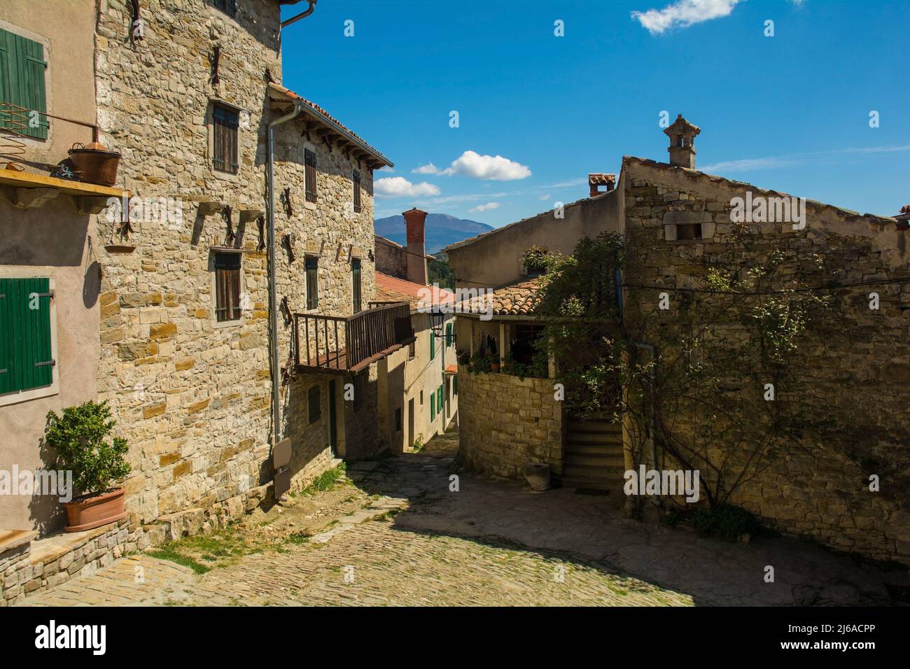 Lo storico borgo medievale di Hum in Istria, nella Croazia occidentale, spesso indicato come la città più piccola del mondo Foto Stock