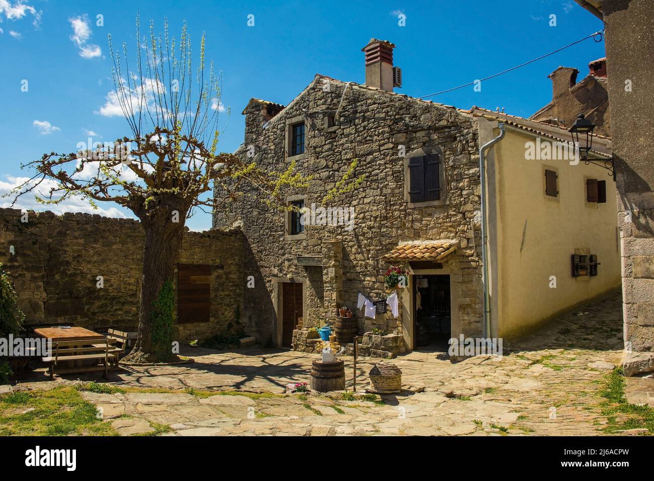Lo storico borgo medievale di Hum in Istria, nella Croazia occidentale, spesso indicato come la città più piccola del mondo Foto Stock