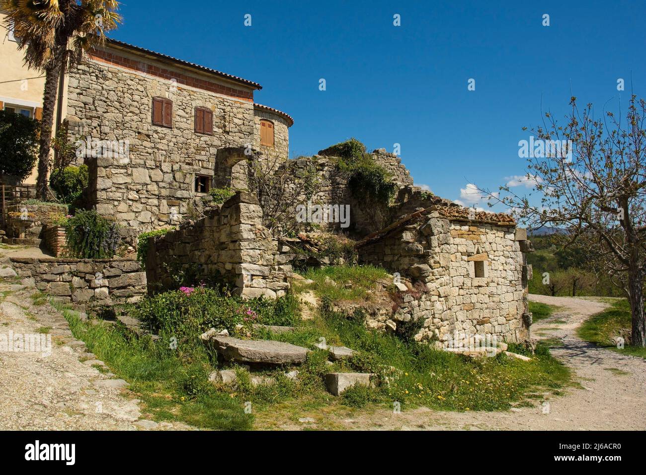 Edifici residenziali nello storico borgo medievale di Hum in Istria, nella Croazia occidentale, spesso chiamata la città più piccola del mondo Foto Stock