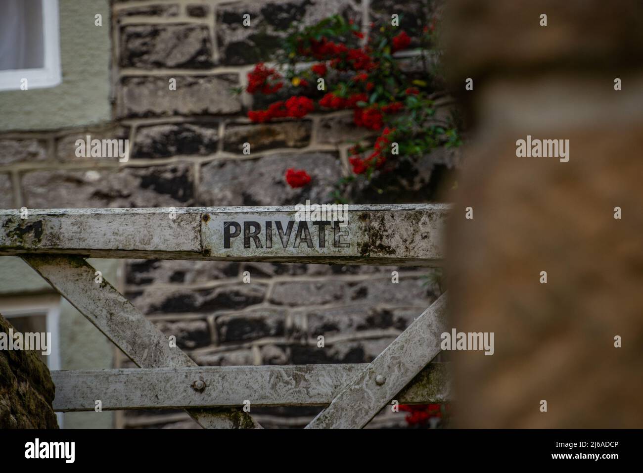 Cartello privato su un cancello bianco, con intemperie a Castleton, Peak District National Park, Derbyshire, Regno Unito. Foto Stock