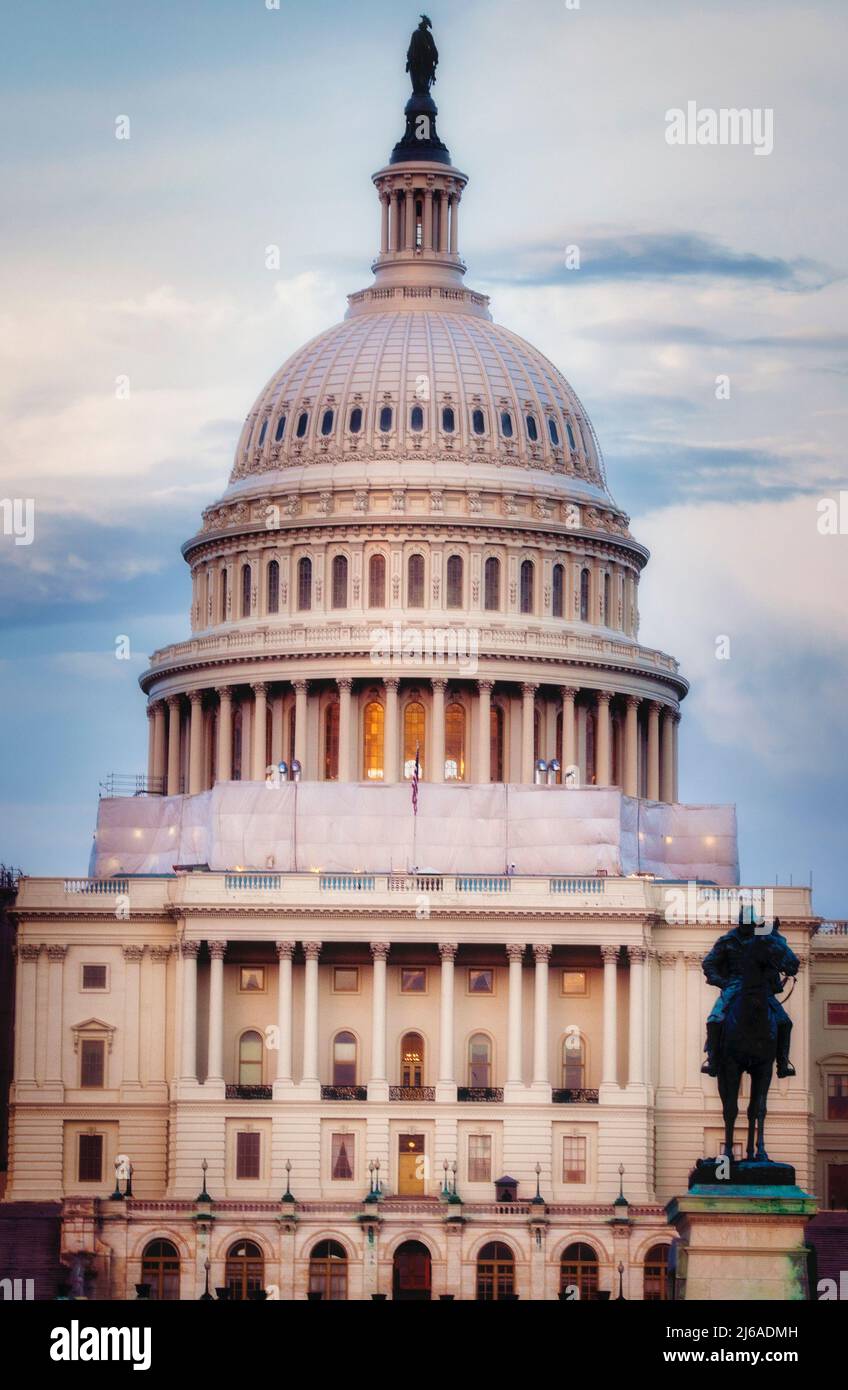 Il Campidoglio, sede del Senato e della Camera dei rappresentanti degli Stati Uniti presso il National Mall di Washington DC. Foto Stock
