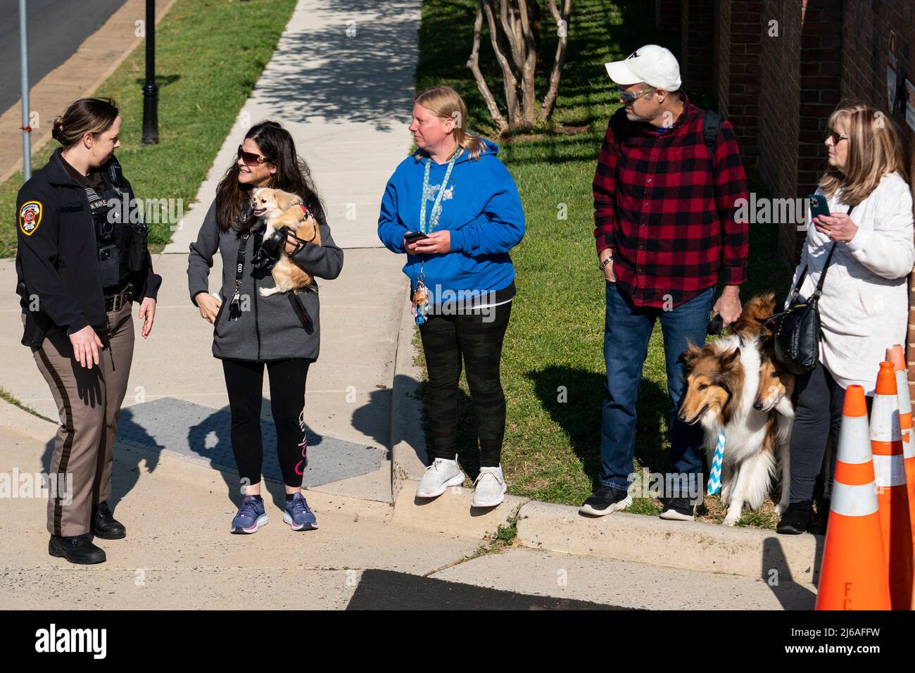 La gente sulla loro passeggiata di mattina con i loro cani si riuniscono per vedere l'attore Johnny Depp arrivare al tribunale della contea di Fairfax per il caso di diffamazione contro l'ex-moglie Amber sentito, a Fairfax, V.A., mercoledì 27 aprile, 2022. Credito: Sarah Silbiger / CNP/Sipa USA (RESTRIZIONE: NESSUN giornale o giornale New York o New Jersey entro un raggio di 75 miglia da New York City) Foto Stock