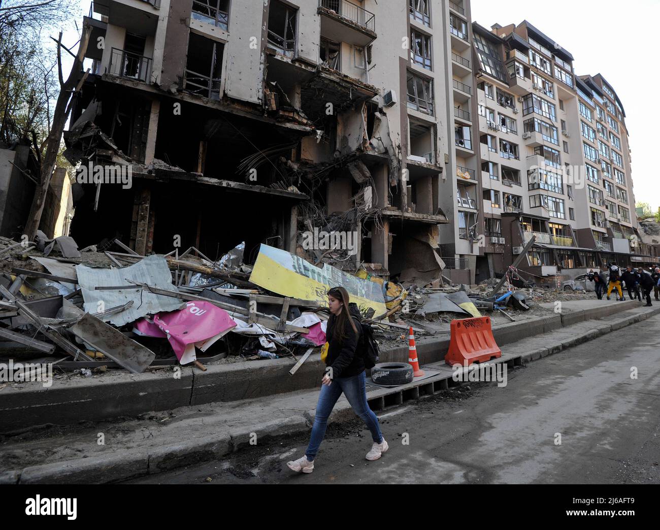 Kiev, Ucraina. 29th Apr 2022. 29 aprile 2022, Kiev, Ucraina: Una ragazza passa da una casa distrutta che è stata danneggiata a causa dell'attacco a razzo dell'esercito russo. Il 28 2022 aprile, due missili russi hanno colpito Kiev. Uno di loro ha colpito un edificio residenziale a 25 piani. Sono state segnalate circa 10 vittime, di cui quattro ricoverate in ospedale e il giorno dopo, il sindaco di Kyiv, vitali Klitschko, ha detto che a causa di un missile russo che colpisce un edificio alto, una persona è morta. In quel momento, il Segretario generale delle Nazioni Unite AntÃ³nio Guterres si trovava nella capitale dell'Ucraina, e teneva colloqui con il Presidente volo Foto Stock