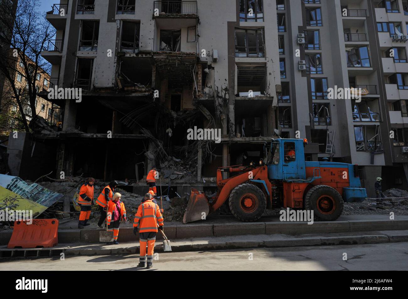 Kiev, Ucraina. 29th Apr 2022. 29 aprile 2022, Kiev, Ucraina: I lavoratori del settore pubblico sgusciano le macerie nei pressi dell'edificio dell'appartamento che è stato abbattuto dall'esercito russo. Il 28 2022 aprile, due missili russi hanno colpito Kiev. Uno di loro ha colpito un edificio residenziale a 25 piani. Sono state segnalate circa 10 vittime, di cui quattro ricoverate in ospedale e il giorno dopo, il sindaco di Kyiv, vitali Klitschko, ha detto che a causa di un missile russo che colpisce un edificio alto, una persona è morta. In quel momento, il Segretario generale delle Nazioni Unite AntÃ³nio Guterres si trovava nella capitale dell'Ucraina e ha tenuto colloqui con il Presidente Volodymyr Zelen Foto Stock