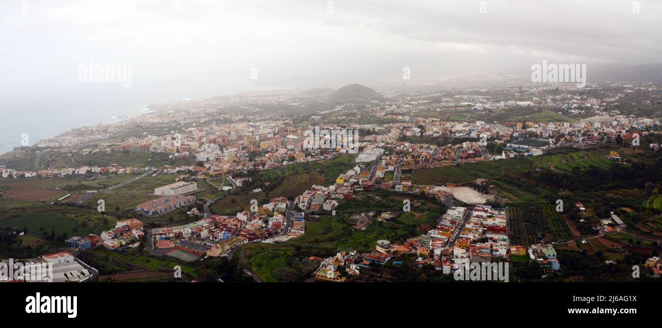 Un'immagine aerea della città di Los Realejos sulla costa settentrionale dell'isola spagnola di Tenerife, Isole Canarie, Spagna Foto Stock