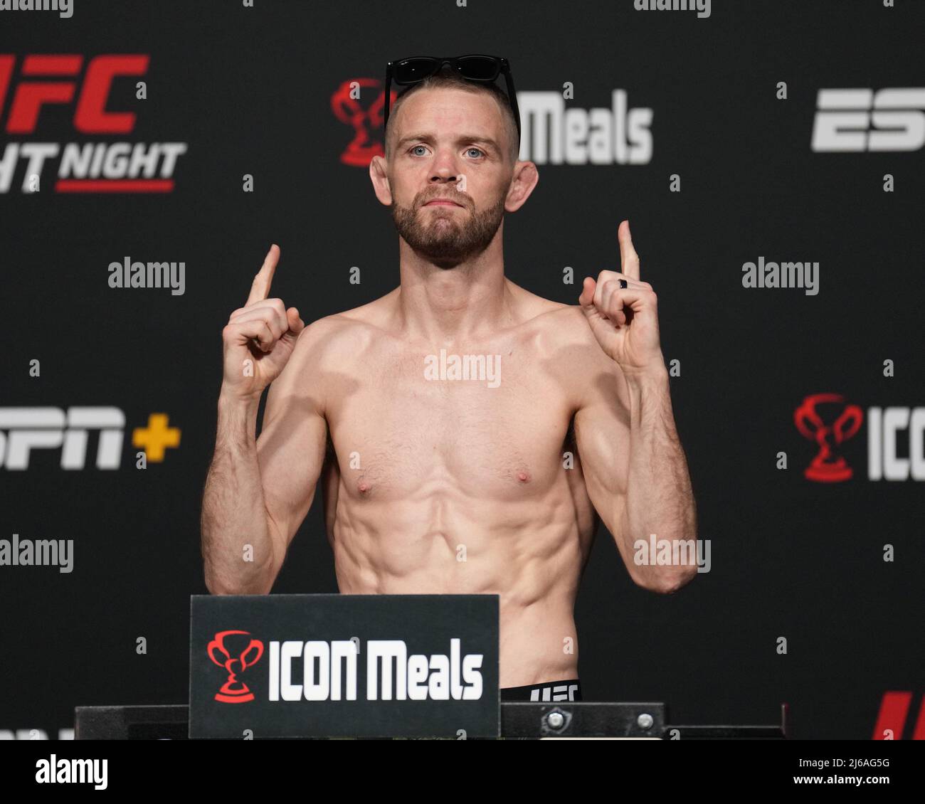 Las Vegas, Stati Uniti. 29th Apr 2022. LAS VEGAS, NV - Aprile 29: Tristan Connelly scala per il peso ufficiale al UFC Apex per UFC Fight Night - Font vs vera il 29 Aprile 2022 a LAS VEGAS, Stati Uniti. (Foto di Louis Grasse/PxImages) Credit: PX Images/Alamy Live News Foto Stock