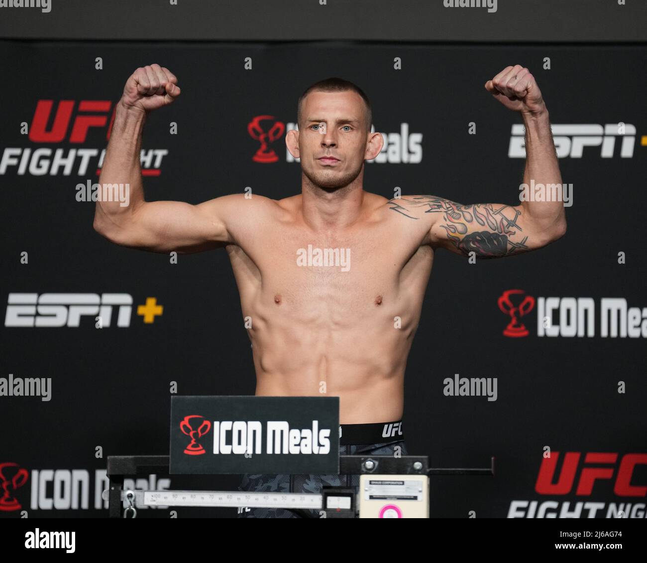 Las Vegas, Stati Uniti. 29th Apr 2022. LAS VEGAS, NV - Aprile 29: Krzysztof Jotko scala per il pesato ufficiale al UFC Apex per UFC Fight Night - Font vs vera il 29 Aprile 2022 a LAS VEGAS, Stati Uniti. (Foto di Louis Grasse/PxImages) Credit: PX Images/Alamy Live News Foto Stock