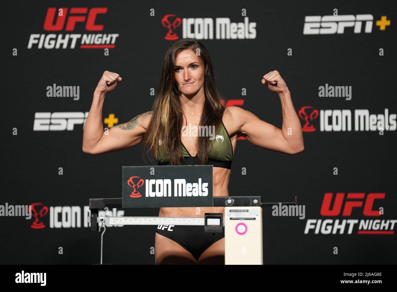 Las Vegas, Stati Uniti. 29th Apr 2022. LAS VEGAS, NV - Aprile 29: Shanna Young Steps sulla scala per il peso ufficiale al UFC Apex per UFC Fight Night - Font vs vera il 29 Aprile 2022 a LAS VEGAS, Stati Uniti. (Foto di Louis Grasse/PxImages) Credit: PX Images/Alamy Live News Foto Stock