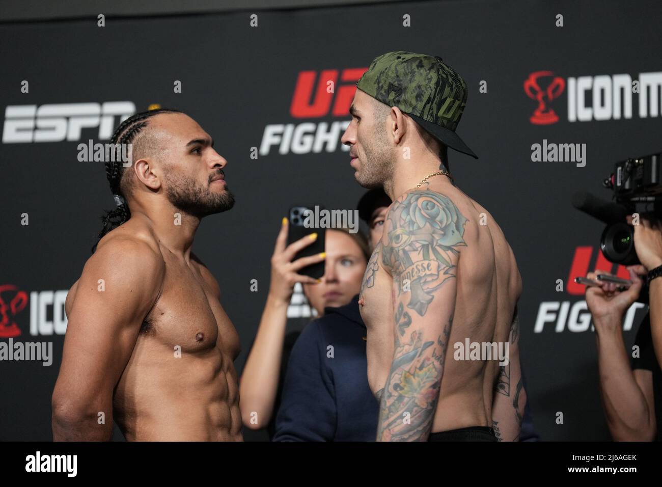 Las Vegas, Stati Uniti. 29th Apr 2022. LAS VEGAS, NV - Aprile 29: Gabe Green (L) e Yohan Lainesse (R) si affrontano dopo il pesato ufficiale all'UFC Apex per UFC Fight Night - Font vs vera - Face-off il 29 Aprile 2022 a LAS VEGAS, Stati Uniti. (Foto di Louis Grasse/PxImages) Credit: PX Images/Alamy Live News Foto Stock