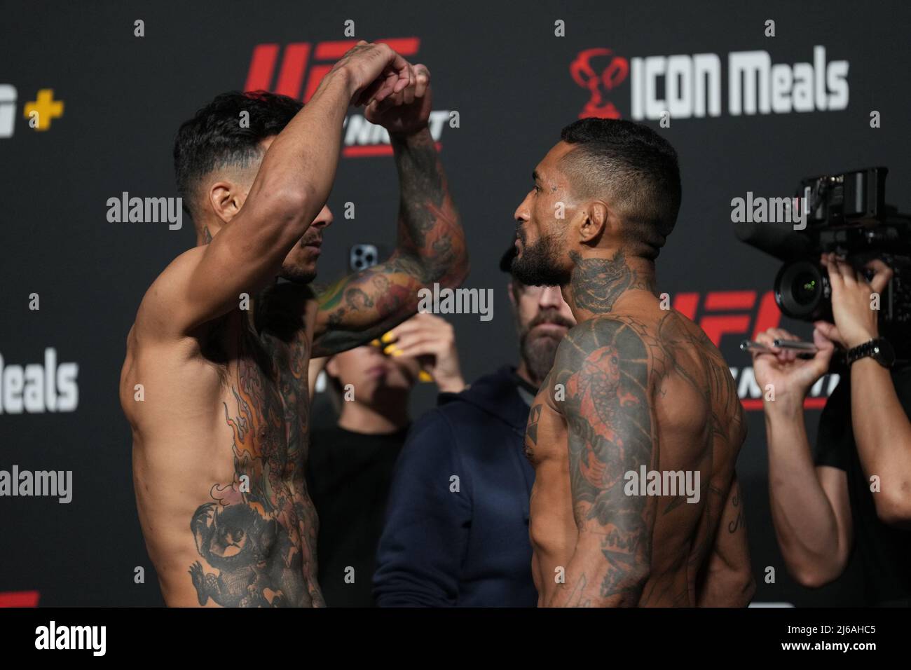 Las Vegas, Stati Uniti. 29th Apr 2022. LAS VEGAS, NV - Aprile 29: Andre fili (L) e Joanderson Brito (R) si affrontano dopo il pesato ufficiale all'UFC Apex per UFC Fight Night - Font vs vera - Face-off il 29 Aprile 2022 a LAS VEGAS, Stati Uniti. (Foto di Louis Grasse/PxImages) Credit: PX Images/Alamy Live News Foto Stock