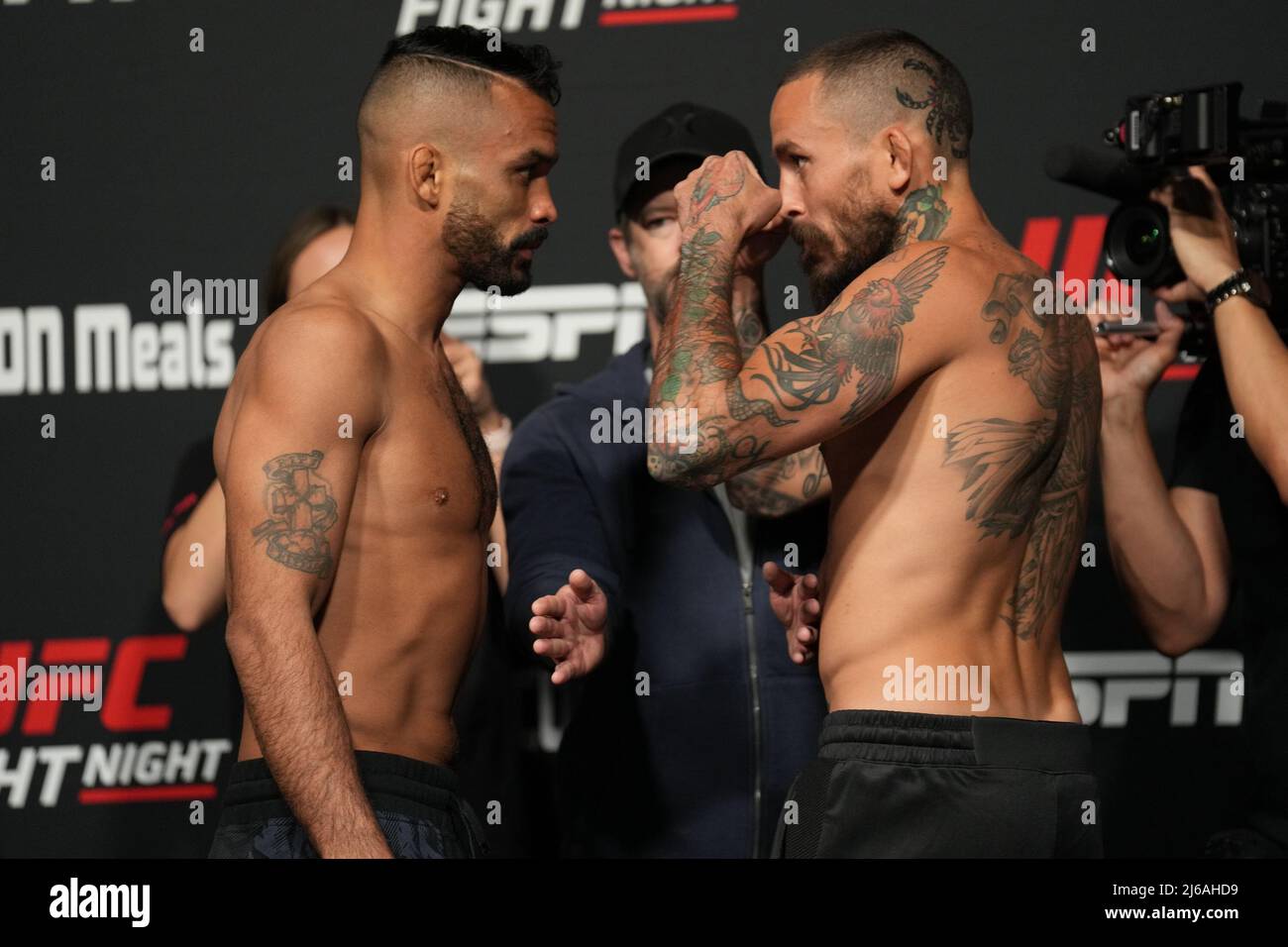 Las Vegas, Stati Uniti. 29th Apr 2022. LAS VEGAS, NV - Aprile 29: Rob Font (L) e Marlon vera (R) si affrontano dopo il pesato ufficiale all'UFC Apex per UFC Fight Night - Font vs vera - Face-off il 29 Aprile 2022 a LAS VEGAS, Stati Uniti. (Foto di Louis Grasse/PxImages) Credit: PX Images/Alamy Live News Foto Stock