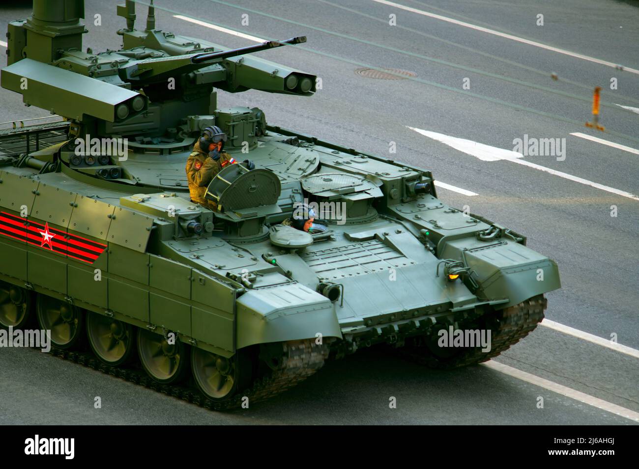 BMPT (Terminator) Heavy Armored Support Vehicle con comandante e autista che guarda alla Victory Parade di Mosca Foto Stock