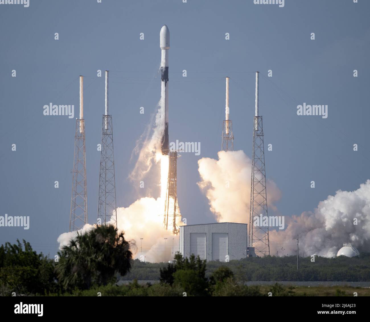 Florida, Stati Uniti. 29th Apr 2022. Due giorni dopo il successo del decollo della missione SpaceX NASA Crew-4, SpaceX prosegue con il lancio di altri 53 satelliti Starlink alle 5:27 dal complesso 40 alla Stazione spaziale di Cape Canaveral, Florida, venerdì 29 aprile 2022. Questa è la sesta volta che questo booster viene utilizzato per lanciare payload in orbita, la missione più recente per questo Falcon 9 è stata solo tre settimane fa su un'altra missione Starlink. Foto di Joe Marino/UPI Credit: UPI/Alamy Live News Foto Stock