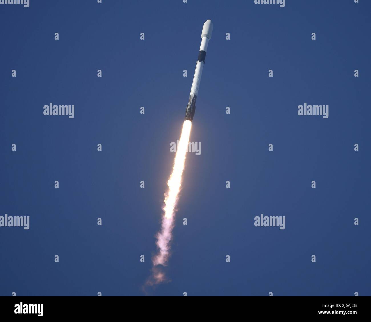 Florida, Stati Uniti. 29th Apr 2022. Due giorni dopo il successo del decollo della missione SpaceX NASA Crew-4, SpaceX prosegue con il lancio di altri 53 satelliti Starlink alle 5:27 dal complesso 40 alla Stazione spaziale di Cape Canaveral, Florida, venerdì 29 aprile 2022. Questa è la sesta volta che questo booster viene utilizzato per lanciare payload in orbita, la missione più recente per questo Falcon 9 è stata solo tre settimane fa su un'altra missione Starlink. Foto di Joe Marino/UPI Credit: UPI/Alamy Live News Foto Stock