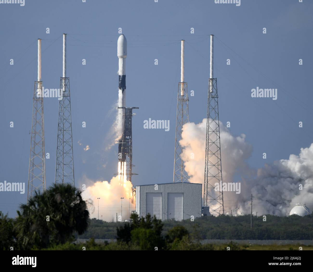 Florida, Stati Uniti. 29th Apr 2022. Due giorni dopo il successo del decollo della missione SpaceX NASA Crew-4, SpaceX prosegue con il lancio di altri 53 satelliti Starlink alle 5:27 dal complesso 40 alla Stazione spaziale di Cape Canaveral, Florida, venerdì 29 aprile 2022. Questa è la sesta volta che questo booster viene utilizzato per lanciare payload in orbita, la missione più recente per questo Falcon 9 è stata solo tre settimane fa su un'altra missione Starlink. Foto di Joe Marino/UPI Credit: UPI/Alamy Live News Foto Stock