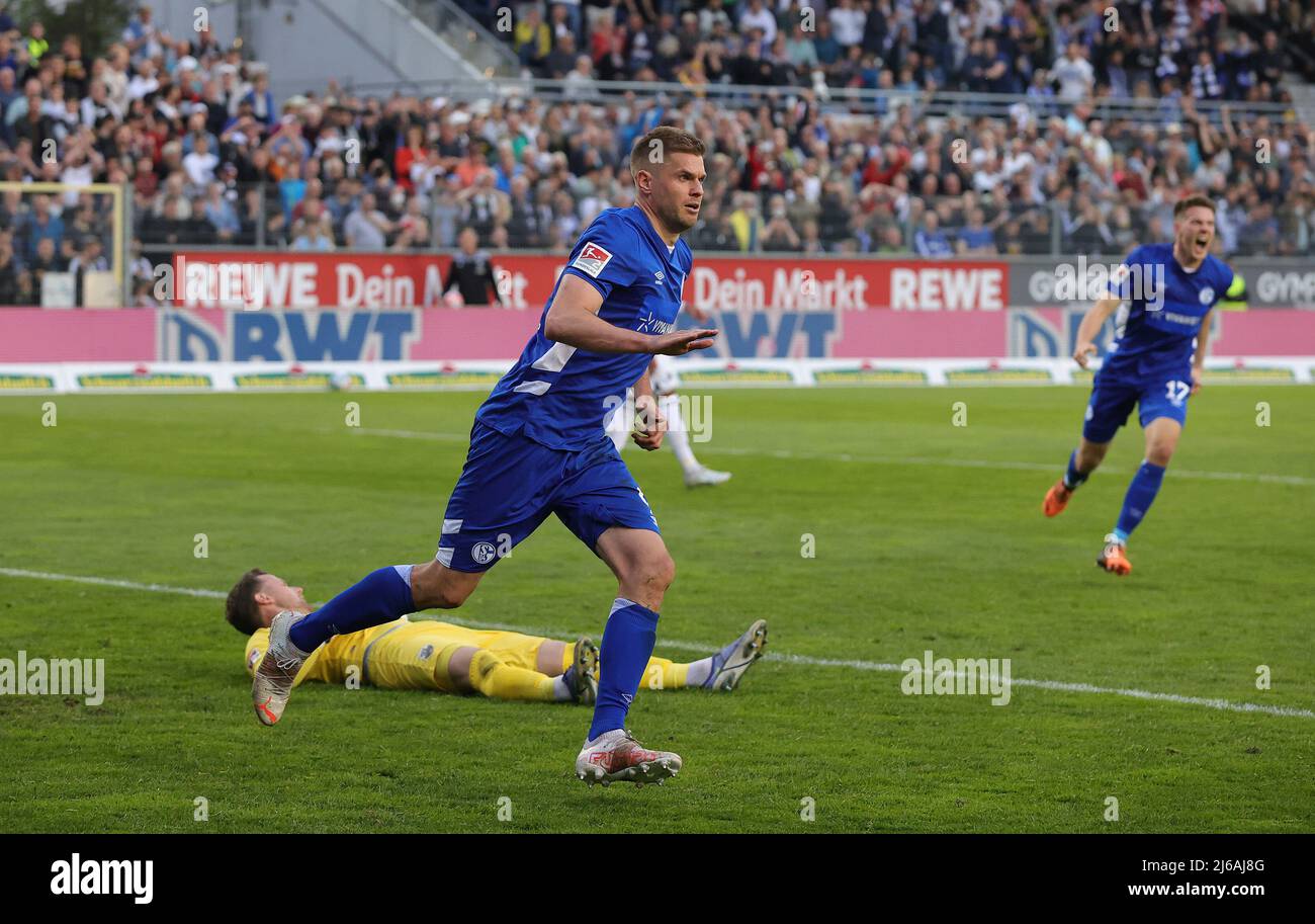 Germania. 29th Apr, 2022. Primo : 29th Aprile 2022, Fuvuball, 2nd Bundesliga, stagione 2021/2022, SV Sandhausen - FC Schalke 04 1: 2 Simon TERODDE, Schalke jubilation to 0: 1 Credit: dpa picture Alliance/Alamy Live News Foto Stock