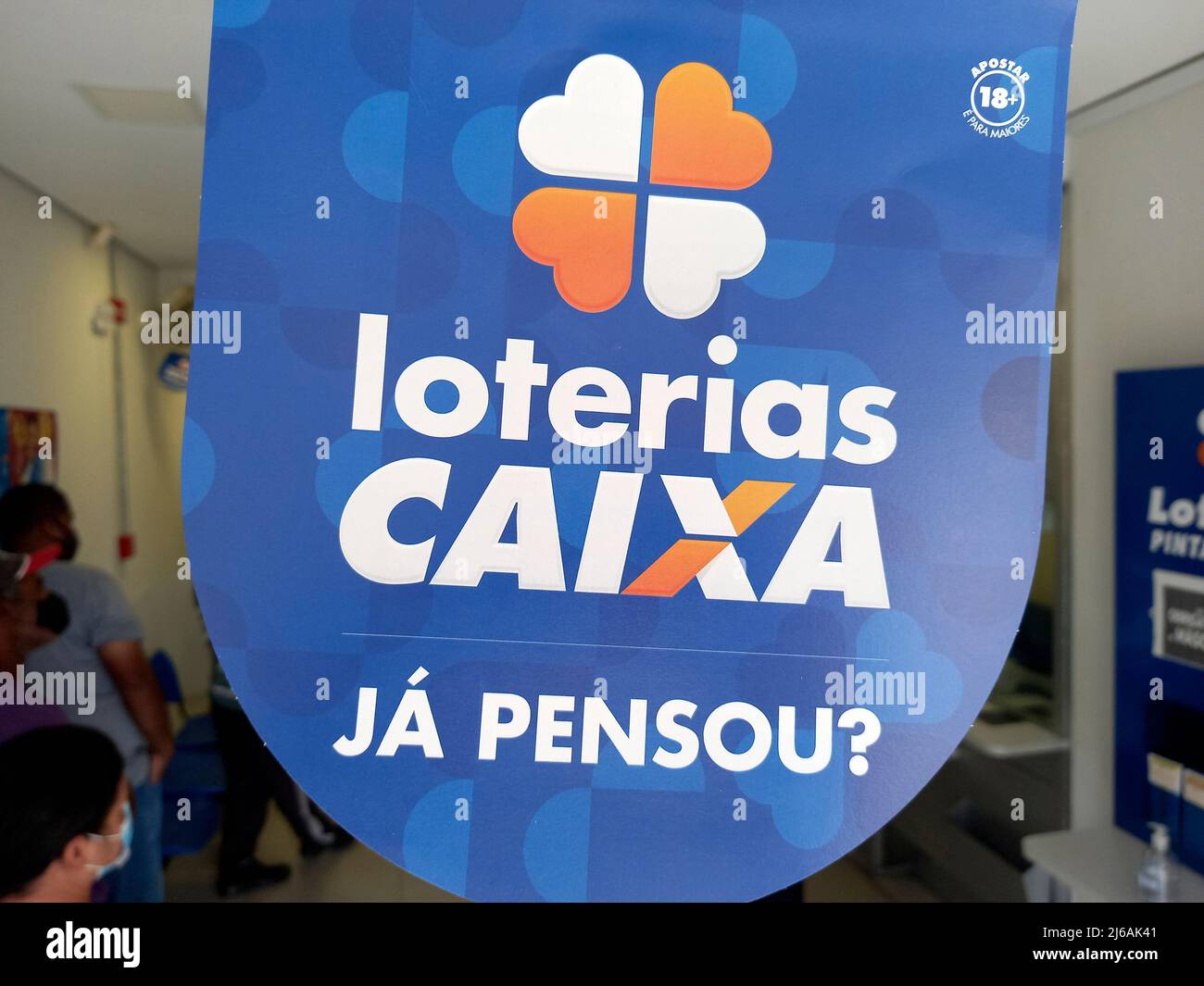 Minas Gerais, Brasile - 25 aprile 2022: Scheda pubblicitaria lotteria presso la casa della lotteria - loteria Caixa Foto Stock