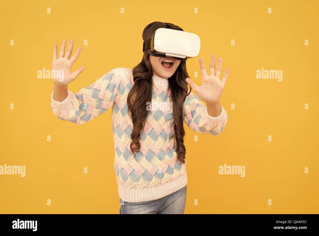 Il futuro digitale e l'innovazione. Il bambino negli occhiali per realtà virtuale. Tecnologia wireless moderna. Foto Stock