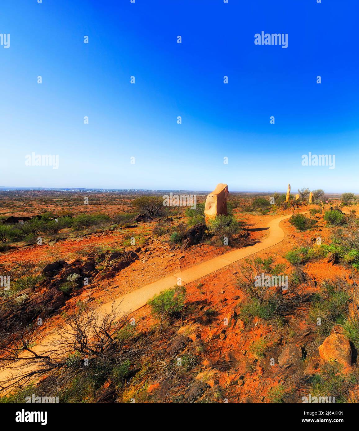 Percorso a piedi intorno al giardino di scultura nel deserto vivente di terra rossa Outback vicino Broken Hill città di Australia. Foto Stock
