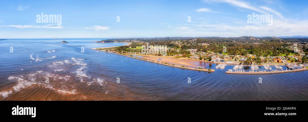 Ingresso del fiume Clyde all'oceano Pacifico sulla costa meridionale dell'Australia a Batemans Bay Town - ampio panorama aereo. Foto Stock