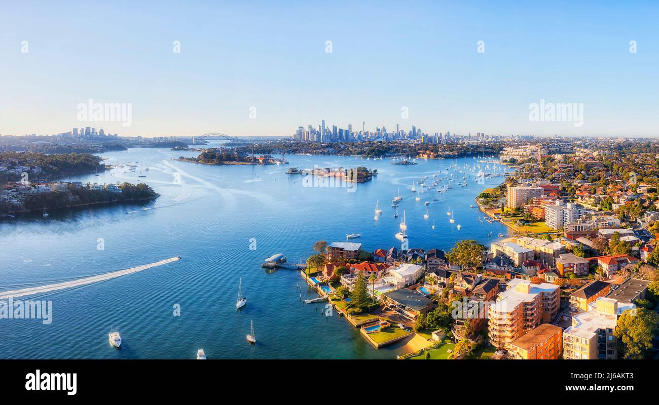 DRUMMOYNE, sobborgo cittadino interno, fronte mare sul fiume Parramatta a Sydney Ovest - vista aerea verso il paesaggio urbano del CBD. Foto Stock