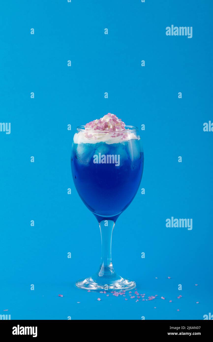 Cocktail blu con ghiaccio e panna montata Foto Stock