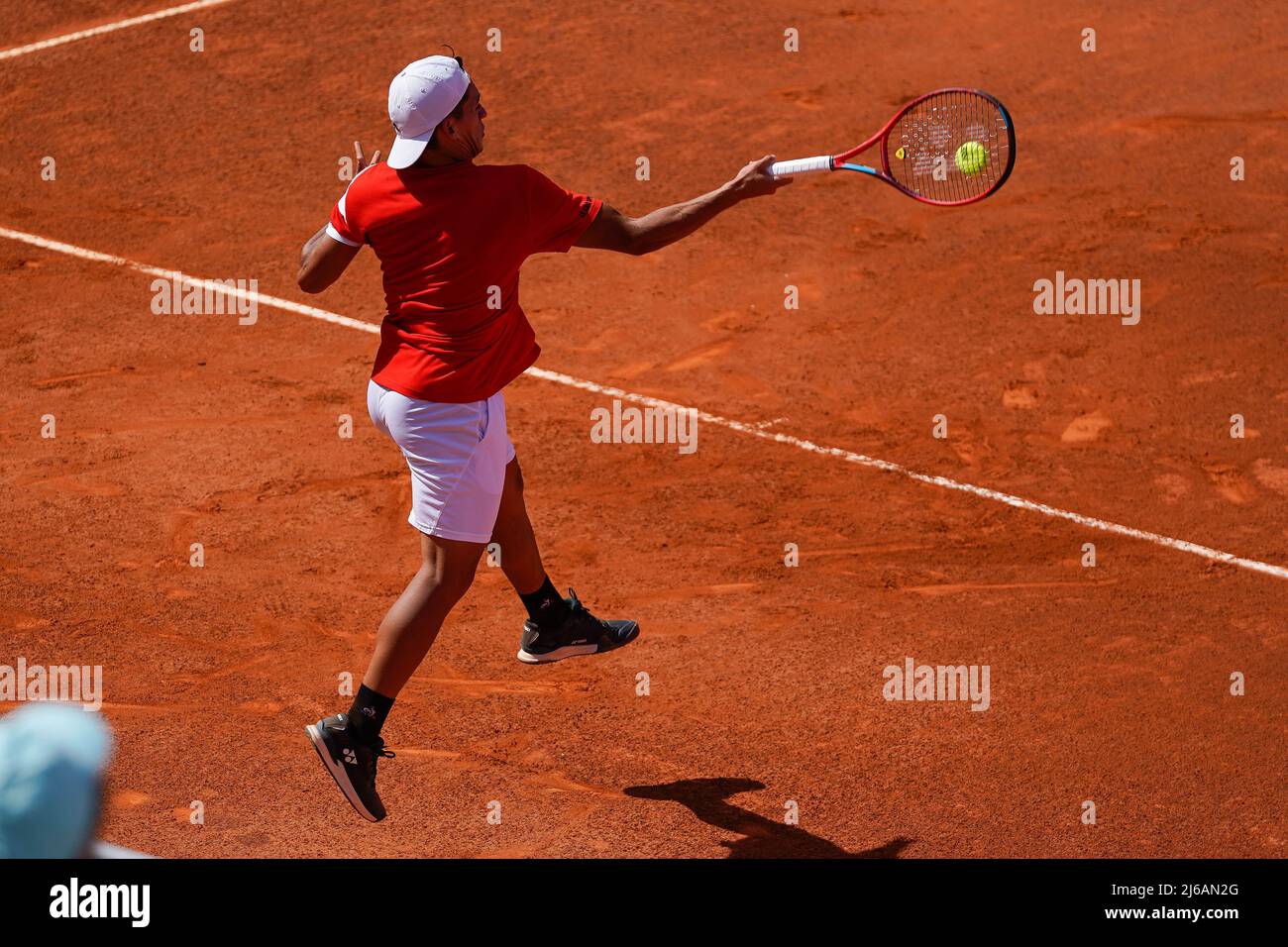 Estoril, Portogallo. 29th Apr 2022. Sebastian Baez dall'Argentina restituisce una palla a Richard Gasquet dalla Francia durante il Millennium Estoril Open finale ATP 250 torneo di tennis al Clube de Tenis do Estoril.Punteggio finale: Richard Gasquet 1:2 Sebastian Baez Credit: SOPA Images Limited/Alamy Live News Foto Stock