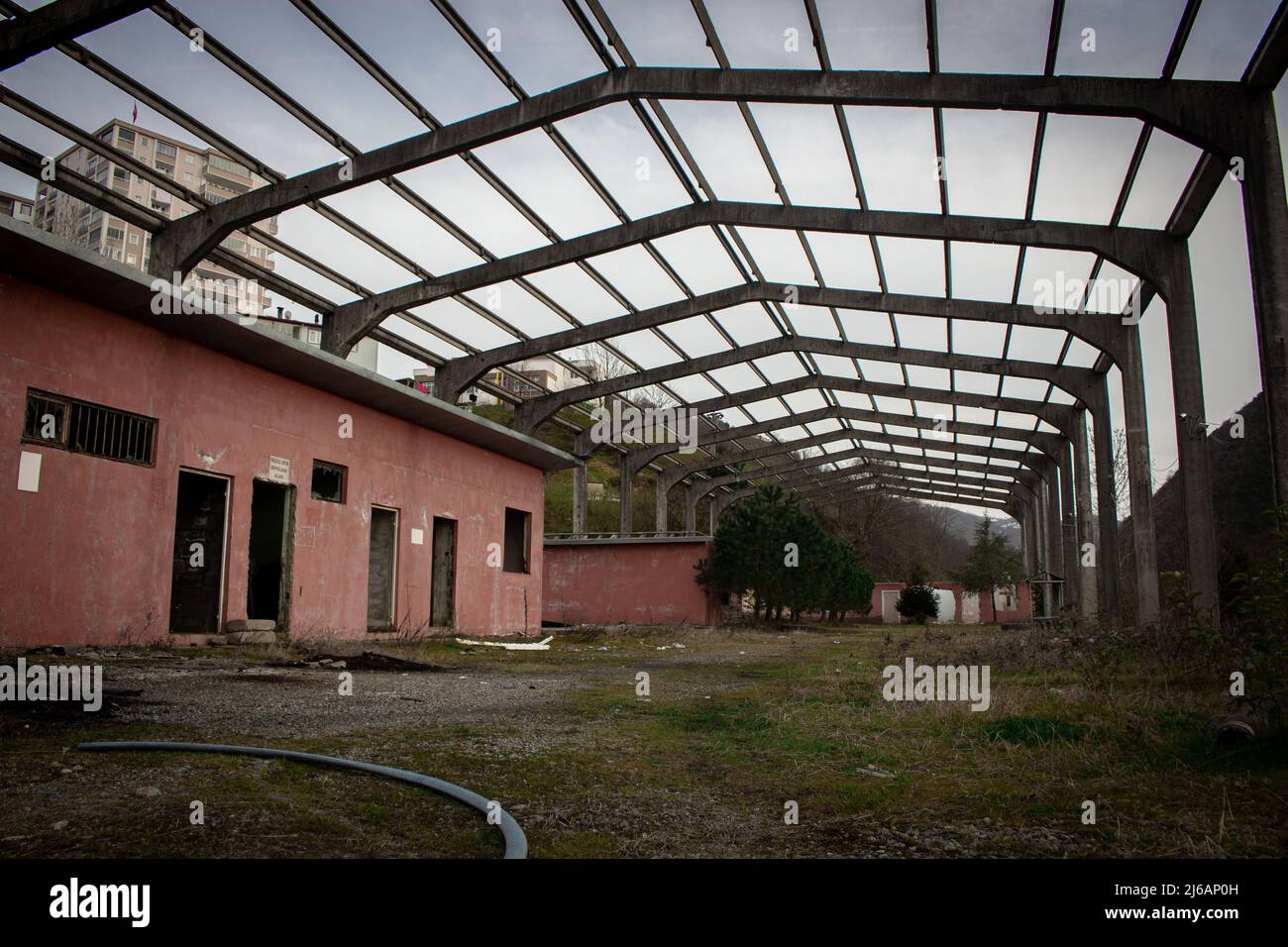 Vecchia fabbrica abbandonata da sotto l'angolo. Vecchio magazzino. Edificio industriale in fase di sviluppo Foto Stock