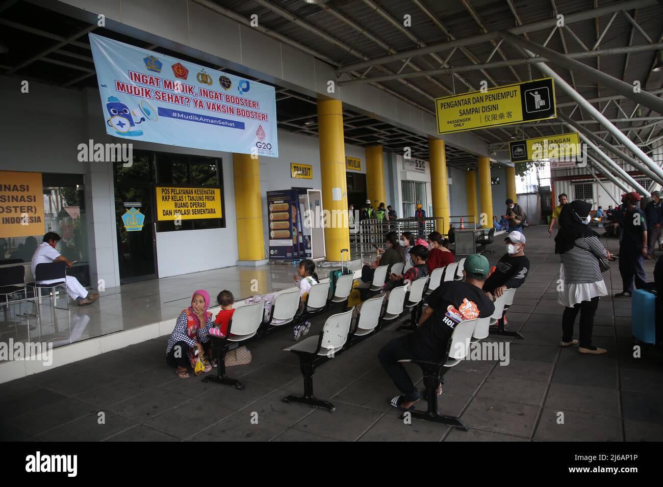 29 aprile 2022, Jakarta, Jakarta Capital Special Region, Indonesia: I partecipanti al raduno gratuito in motocicletta aspettano una chiamata per entrare nella nave KM Ciremai che partirà dal porto di Tanjung Priok, Jakarta. La direzione Generale dei Trasporti marittimi del Ministero dei Trasporti (Dirjenhubla Kemenhub) insieme a PT Pelni quest'anno ha di nuovo organizzato un ritorno a casa gratuito per le motociclette sulle navi. Lo scopo principale di questo ritorno a casa gratuito è quello di alleviare la congestione e ridurre il numero di casalinghi che utilizzano le moto in modo che possa ridurre al minimo il numero di incidenti sulla strada quando si va a casa o in viaggio Foto Stock