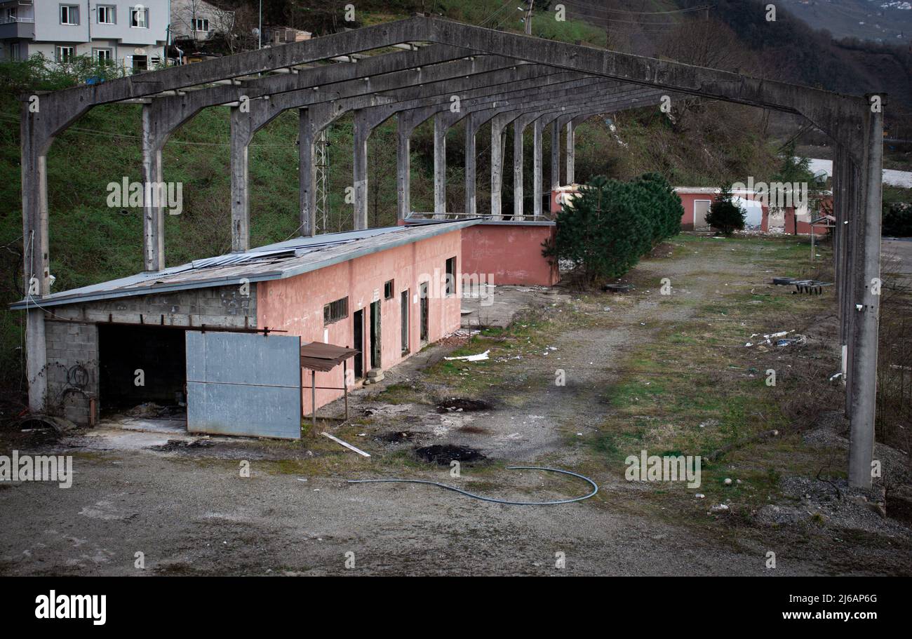 Esterno di vecchia fabbrica abbandonata da sopra angolo. Vecchio magazzino. Edificio industriale in fase di sviluppo Foto Stock