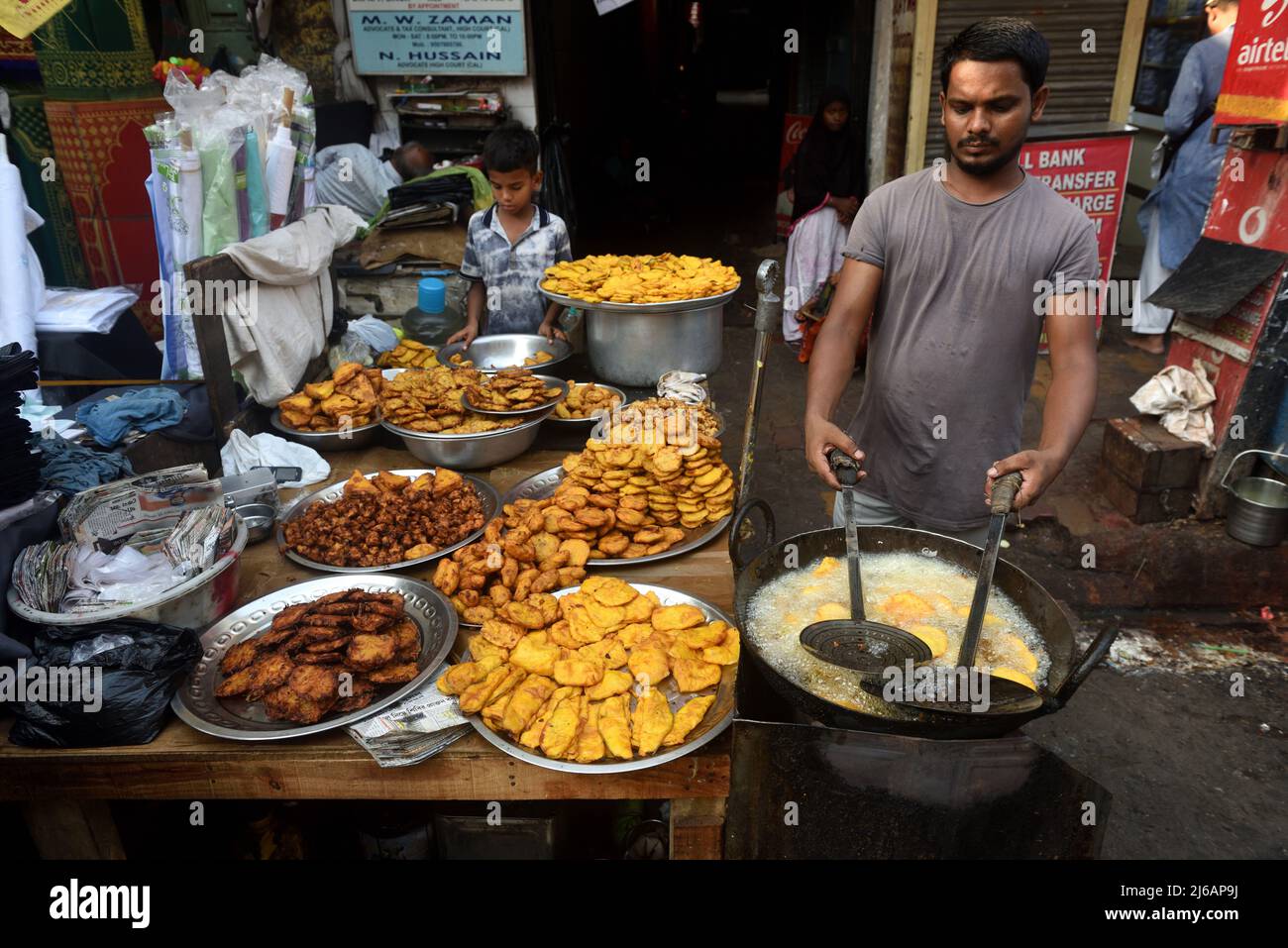 Kolkata, India. 29th Apr 2022. 29 aprile 2022, Kolkata, Bengala Occidentale, India: Un uomo vende spuntini fritti che sono prodotti alimentari essenziali serviti durante il periodo di Iftar dopo il digiuno durante il mese del Santo Ramzan. Il 29 aprile 2022 a Kolkata, India (Credit Image: © Sukhomoy  Sen/eyepix via ZUMA Press Wire) Credit: ZUMA Press, Inc./Alamy Live News Foto Stock