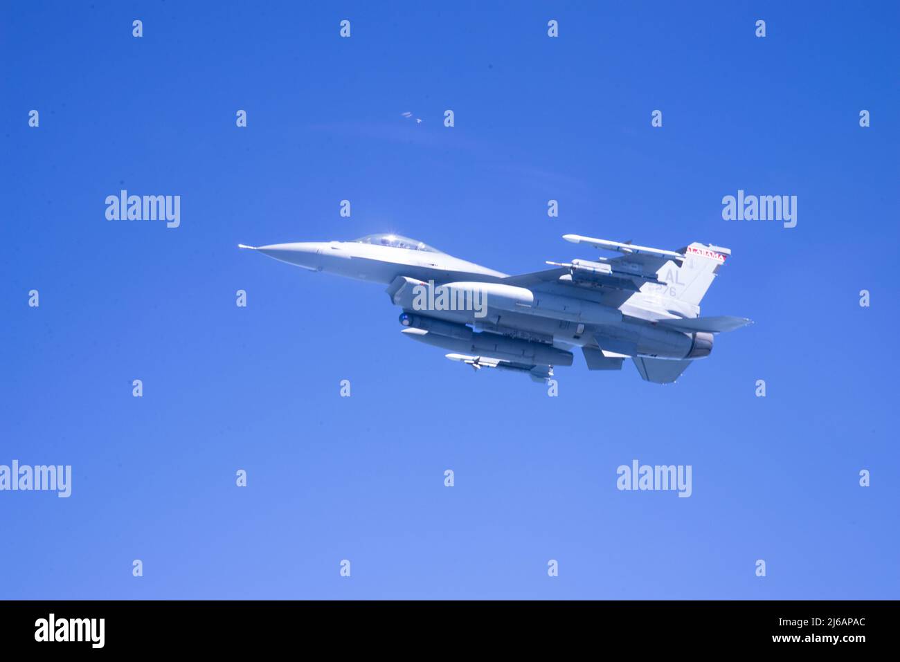 Un F-16 Fighting Falcon dalla 100 Fighter Wing, Maxwell Air Force base, Montgomery, Alabama, vola accanto a un KC-135 Stratotanker fuori dalla 186 Air Refeling Wing, Key Field, Meridian, Mississippi, dopo aver ricevuto carburante durante il Southern Strike 2022, 27 aprile 2022. Southern Strike 2022 è un'esercitazione di combattimento multinazionale su larga scala che fornisce una formazione a livello tattico per l'intero spettro dei conflitti. Sottolinea la posizione dominante aerea, le operazioni marittime, il sostegno aereo marittimo, l'impegno di precisione, uno stretto sostegno aereo; comando e controllo, recupero del personale, evacuazione aeromedica e com Foto Stock Un F-16 Fighting Falcon dalla 100 Fighter Wing, Maxwell Air Force base, Montgomery, Alabama, vola accanto a un KC-135 Stratotanker fuori dalla 186 Air Refeling Wing, Key Field, Meridian, Mississippi, dopo aver ricevuto carburante durante il Southern Strike 2022, 27 aprile 2022. Southern Strike 2022 è un'esercitazione di combattimento multinazionale su larga scala che fornisce una formazione a livello tattico per l'intero spettro dei conflitti. Sottolinea la posizione dominante aerea, le operazioni marittime, il sostegno aereo marittimo, l'impegno di precisione, uno stretto sostegno aereo; comando e controllo, recupero del personale, evacuazione aeromedica e com Foto Stock