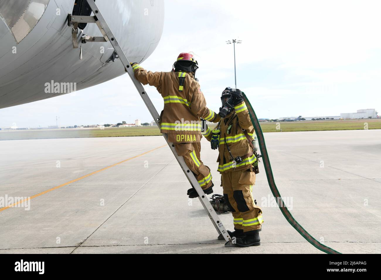 Joint base San Antonio vigili del fuoco pratica C-5M Super Galaxy emergenza salvataggio e procedure antincendio a JBSA-Lackland, Texas, 15 novembre 2022. (STATI UNITI Air Force foto di Master Sgt. Carter Kristian) Foto Stock