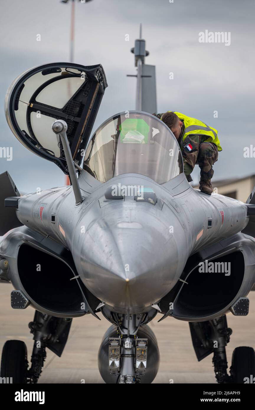 Il personale dell'Aeronautica militare francese effettua un controllo pre-volo su Dassault Rafales francese durante Point Blank 22-2 presso la Royal Air Force Lakenheath, Inghilterra, 28 aprile 2022. La 48th Fighter Wing partecipa regolarmente a questo esercizio multilaterale come un modo per rafforzare l'interoperabilità con le nazioni alleate e sviluppare competenze fondamentali per ottenere e mantenere la superiorità aerea. (STATI UNITI Air Force foto di Senior Airman Koby I. Saunders) Foto Stock