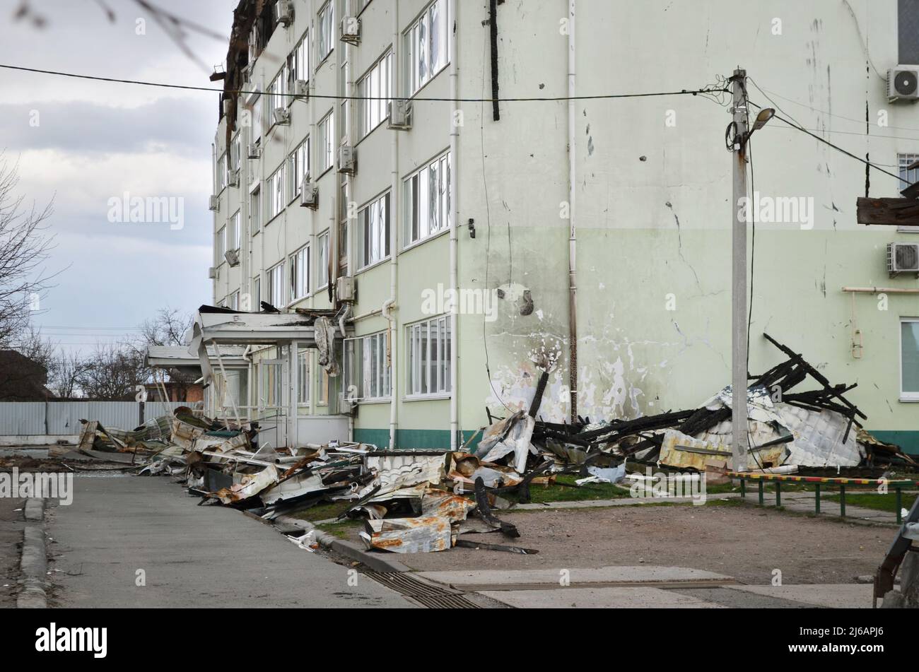 Myla, regione di Kyiv, Ucraina - Apr 11, 2022: Costruzione residenziale danneggiata dopo l'occupazione degli insediamenti ucraini da parte delle forze russe. Foto Stock