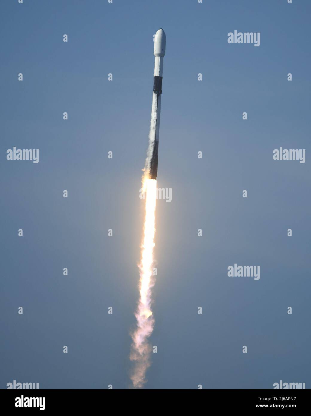 Florida, Stati Uniti. 29th Apr 2022. Due giorni dopo il successo del decollo della missione SpaceX NASA Crew-4, SpaceX prosegue con il lancio di altri 53 satelliti Starlink alle 5:27 dal complesso 40 alla Stazione spaziale di Cape Canaveral, Florida, venerdì 29 aprile 2022. Questa è la sesta volta che questo booster viene utilizzato per lanciare payload in orbita, la missione più recente per questo Falcon 9 è stata solo tre settimane fa su un'altra missione Starlink. Foto di Joe Marino/UPI Credit: UPI/Alamy Live News Foto Stock