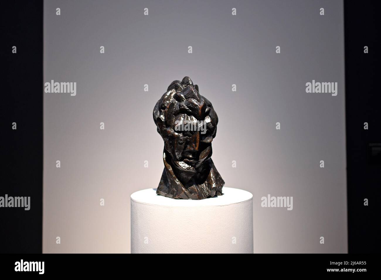 La testa in bronzo dell’artista spagnolo Pablo Picasso, intitolata “Tete de femme”, in mostra durante l’anteprima della stampa artistica di Christie del 20th e del 21st secolo, New York, NY, 29 aprile 2022. (Foto di Anthony Behar/Sipa USA) Foto Stock